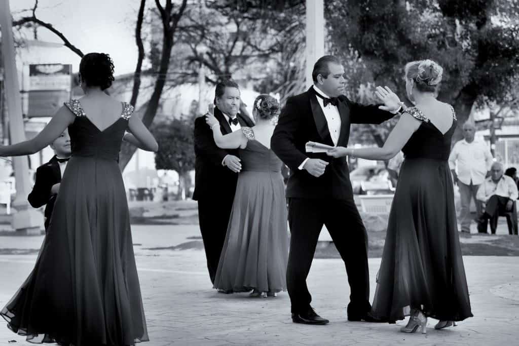 Solteros50: Opiniones y experiencias (2024) Hombre y mujer baile.
