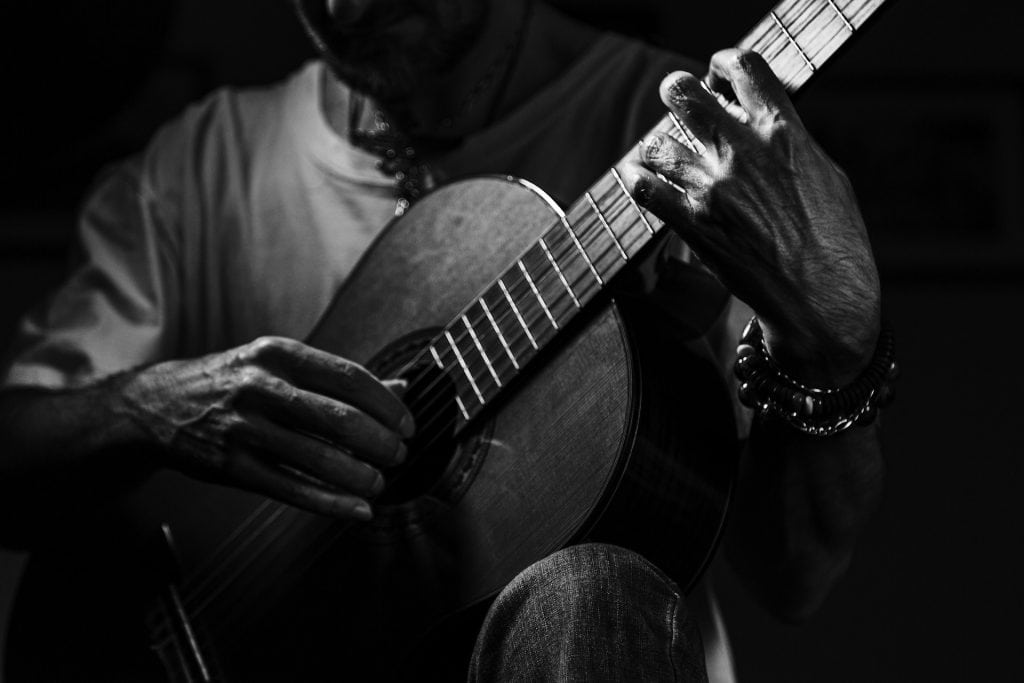 ¿Cómo eliminar mi perfil en Solteros50? Hombre tocando una guitarra.